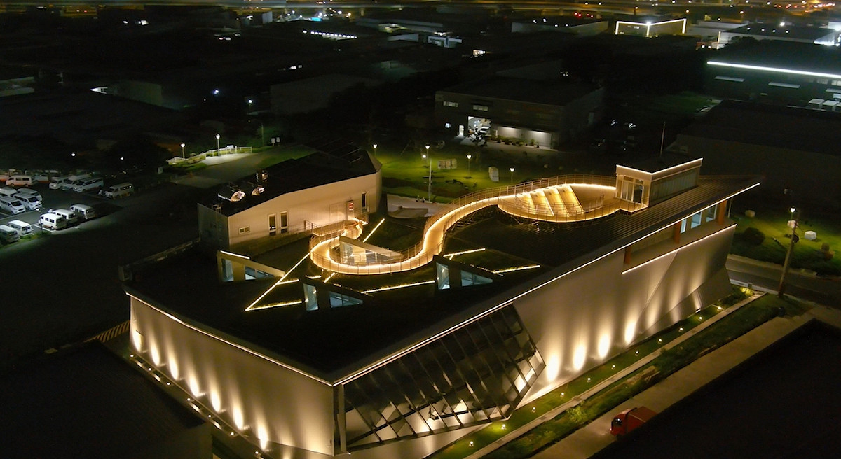 位於五股夏綠地的新北市資源循環教育基地廠房智慧建築夜間全景。 圖：新北市環保局提供
