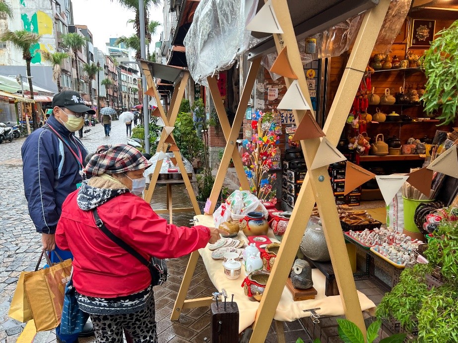 鶯歌老街將於連假辦理市集活動，帶動商圈消費人潮（圖為2022鶯歌嘉年華）。 圖：新北市經發局提供