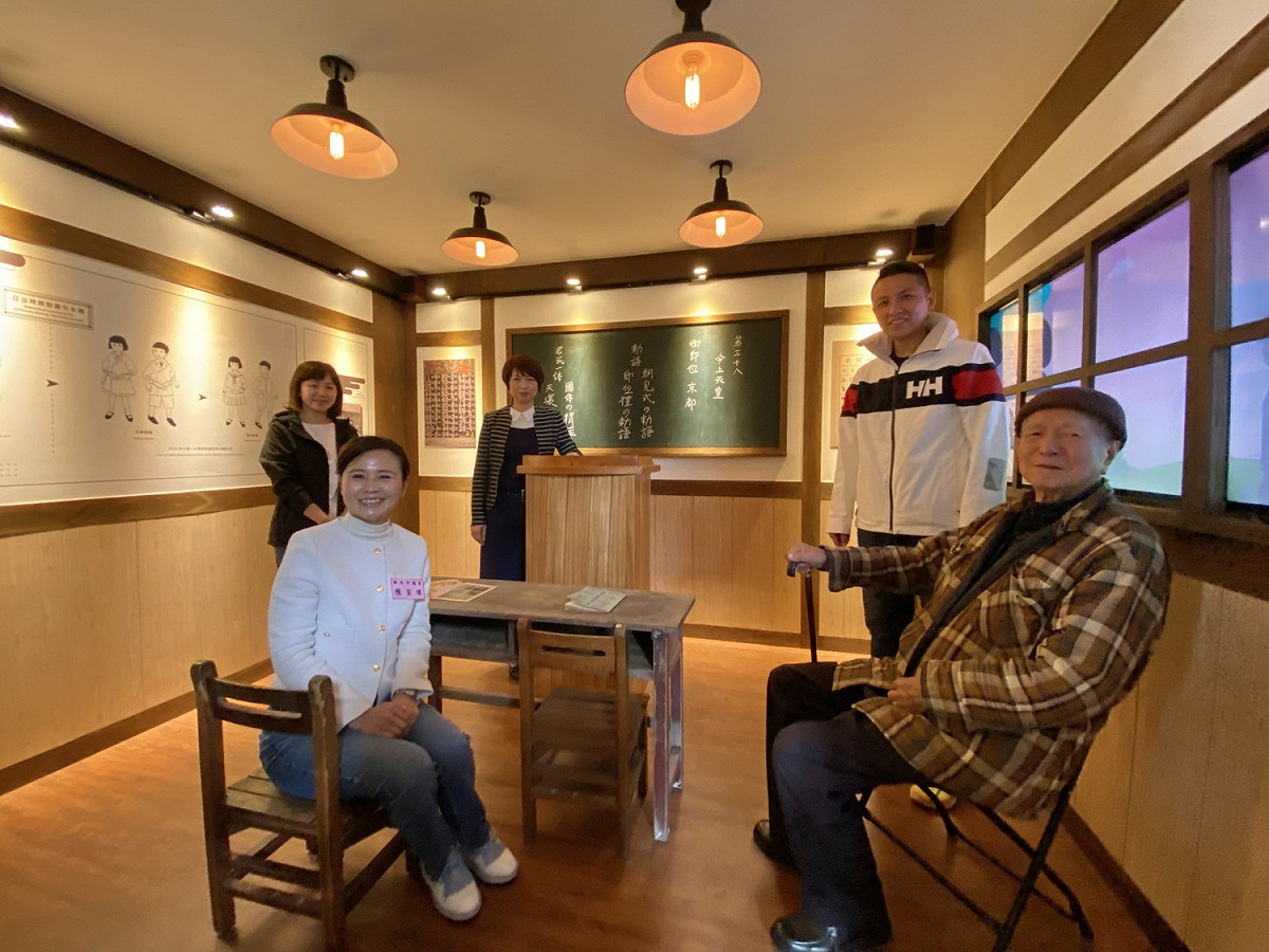 新北市定古蹟「滬尾小學校禮堂」中的復舊教室實景是必拍的場景之一。 圖：淡水古蹟博物館提供
