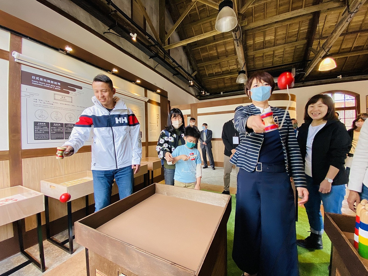 新北市定古蹟「滬尾小學校禮堂」中有日本童玩體驗區，讓民眾體驗下課「趣」。 圖：淡水古蹟博物館提供