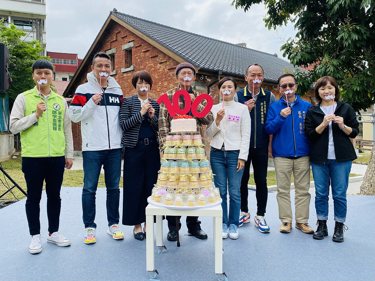 新北市定古蹟「滬尾小學校禮堂」修復完成開幕暨100週年，邀請淡水百歲人瑞蔣建德（左4）一起來慶生，共同見證歷史。 圖：淡水古蹟博物館提供