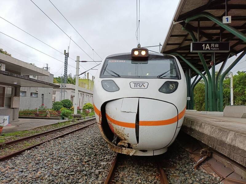 台鐵發生列車撞牛事故，昨(30)日清晨事故造成太魯閣號列車鼻頭蓋凹陷。 圖：鐵道警察局／提供