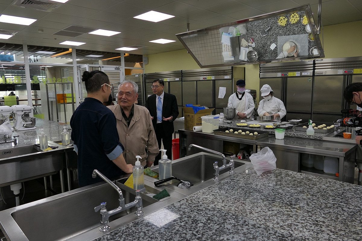 醒吾科大餐旅系主任許燕斌（左一）向冠昇食品董事長謝村松（左二）介紹觀餐學院媲美五星級飯店的教學設施。 圖：醒吾科大提供