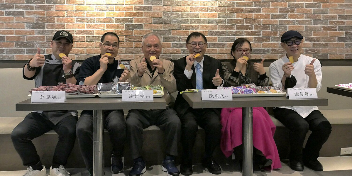 冠昇食品公司產品以低糖低油的脆餅乾為主，主打檸檬薄片、芝麻薄片、牛奶餅乾、蘇打，與會來賓每個人都開心品嘗。 圖：醒吾科大提供