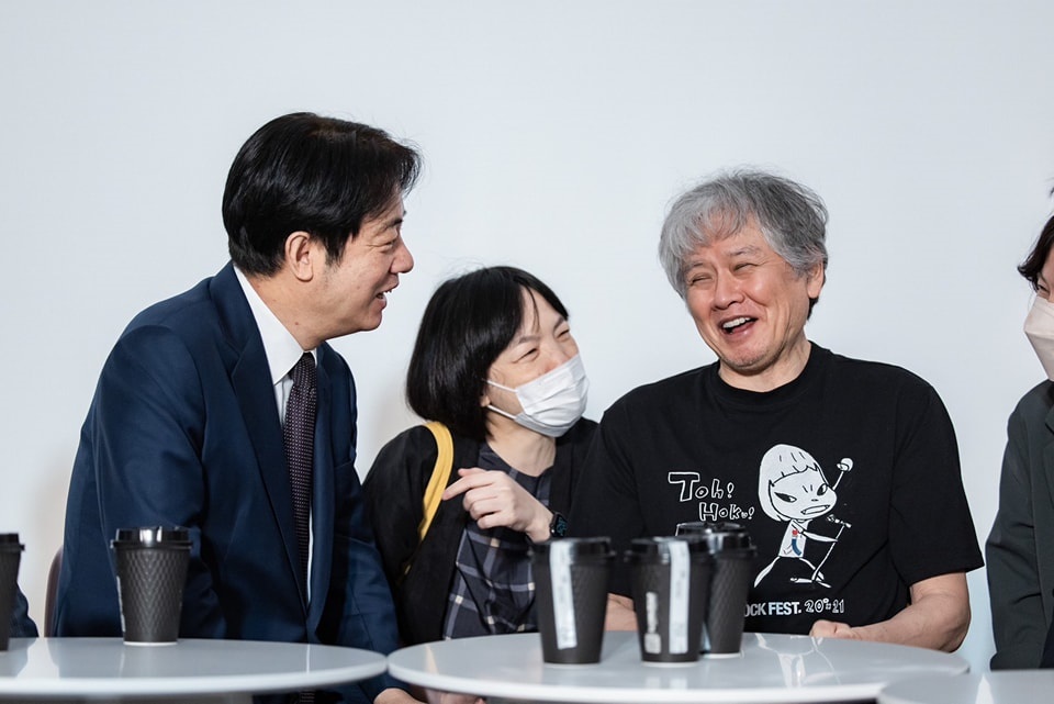 副總統賴清德31日上午前往高雄出席「奈良美智《跟著朦朧潮濕的一天去旅行》內惟藝術中心開展記者會」 圖：賴清德臉書
