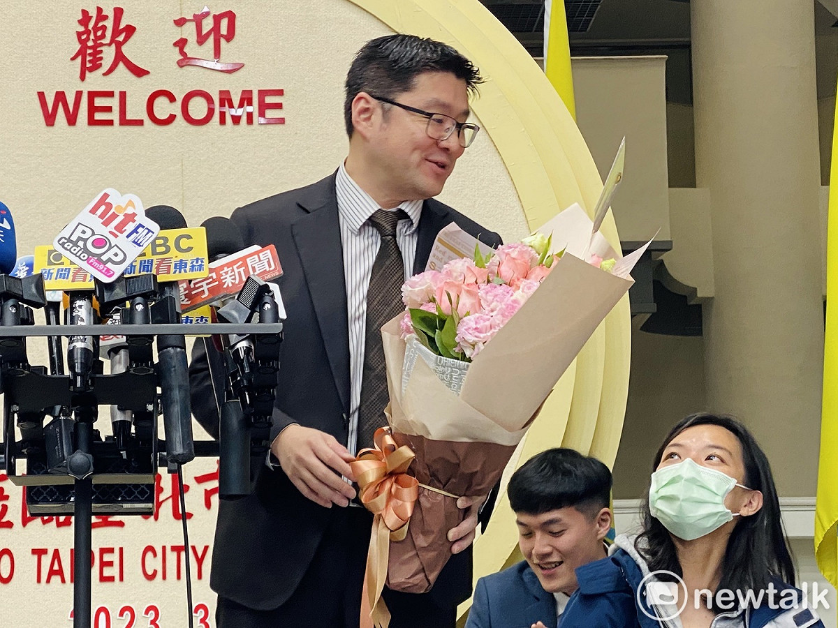 國民黨台北市議員徐弘庭宣布退出2024立委初選，收到國民黨立委洪孟楷致贈的花束。 圖：周煊惠 / 攝