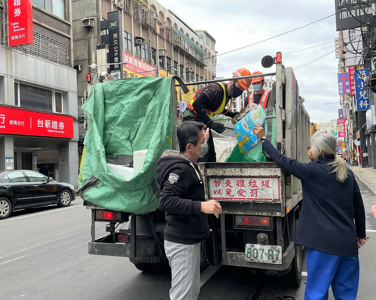 清潔隊執行資收作業。 圖：新北市環保局提供