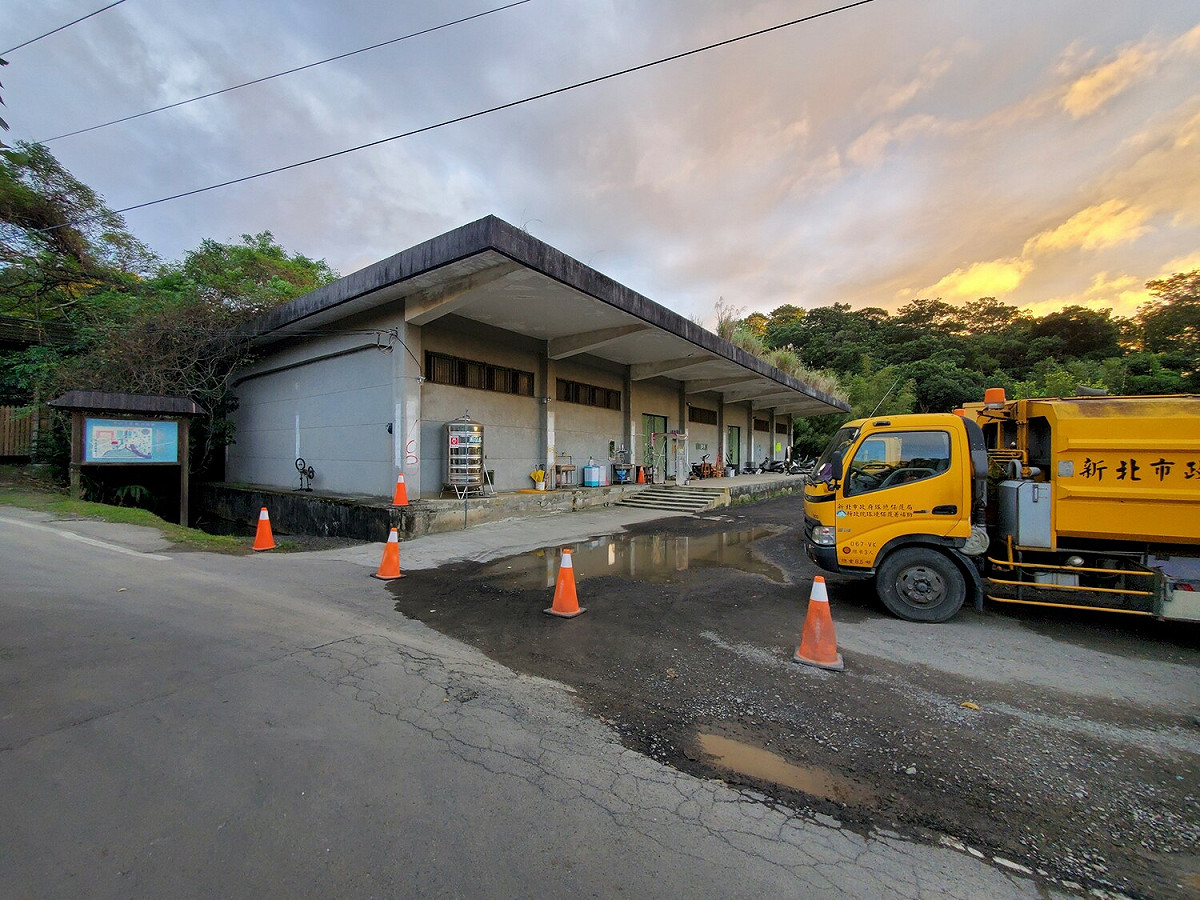 土城其中一座既有彈藥庫，目前為土城清潔隊掃路班使用，環境乾淨整潔。 圖：新北市環保局提供