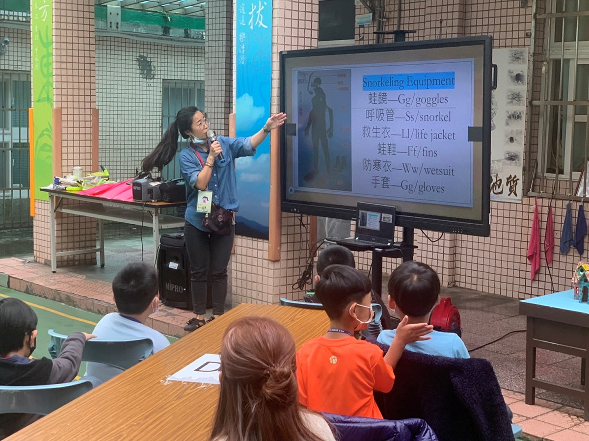 英語結合福連校本浮潛課程介紹潛水設備。 圖：新北市教育局提供