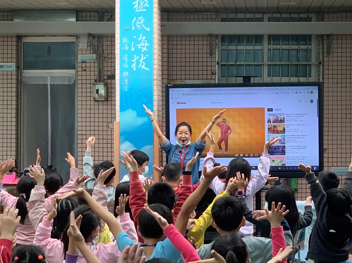 福連國小郭亭君老師帶領五校學生英語唱跳。 圖：新北市教育局提供