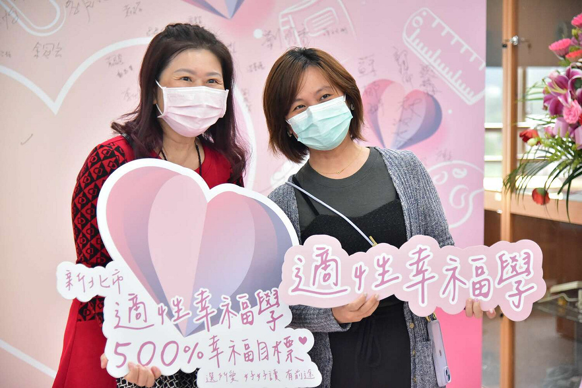 參與首場適性宣導教師簽署「新北適性幸福學」，共同推動5項100%幸福目標。 圖：新北市教育局提供