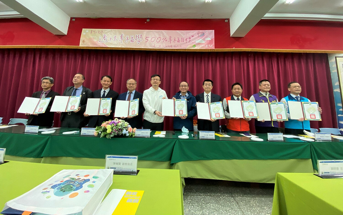 教育局長張明文（左5）攜手現場教育夥伴，並與新北市校長協會、教師工會、家長協會及科大代表，推出「2030適性5項100%幸福目標」，落實適性發展。 圖：新北市教育局提供