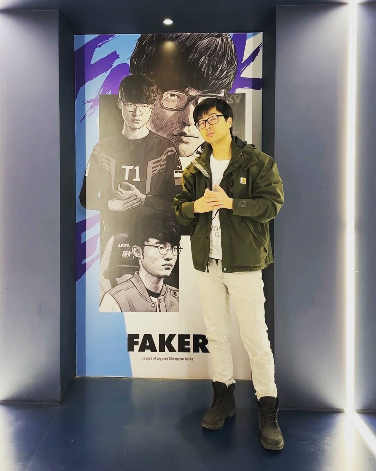 丁特和Faker的看板合照並發文「頂級中野連動」。 圖：翻攝自丁特IG
