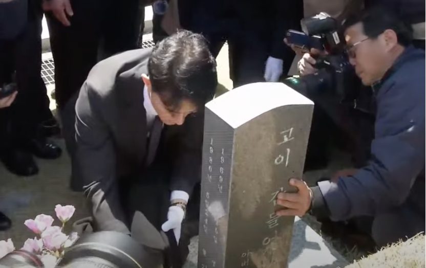 全宇元前往光州事件受難者的民主公墓，彎腰鞠躬向墓碑致意，並脫下黑色外衣親手用外衣擦拭受難者的墓碑。 圖：截自KBC News YouTube頻道