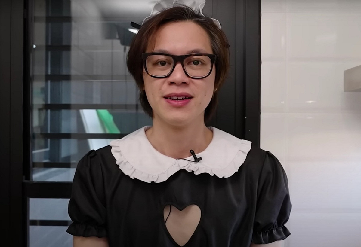 HowHow「一週挑戰」失敗被懲罰扮女僕。 圖：翻攝自HowHow YT頻道