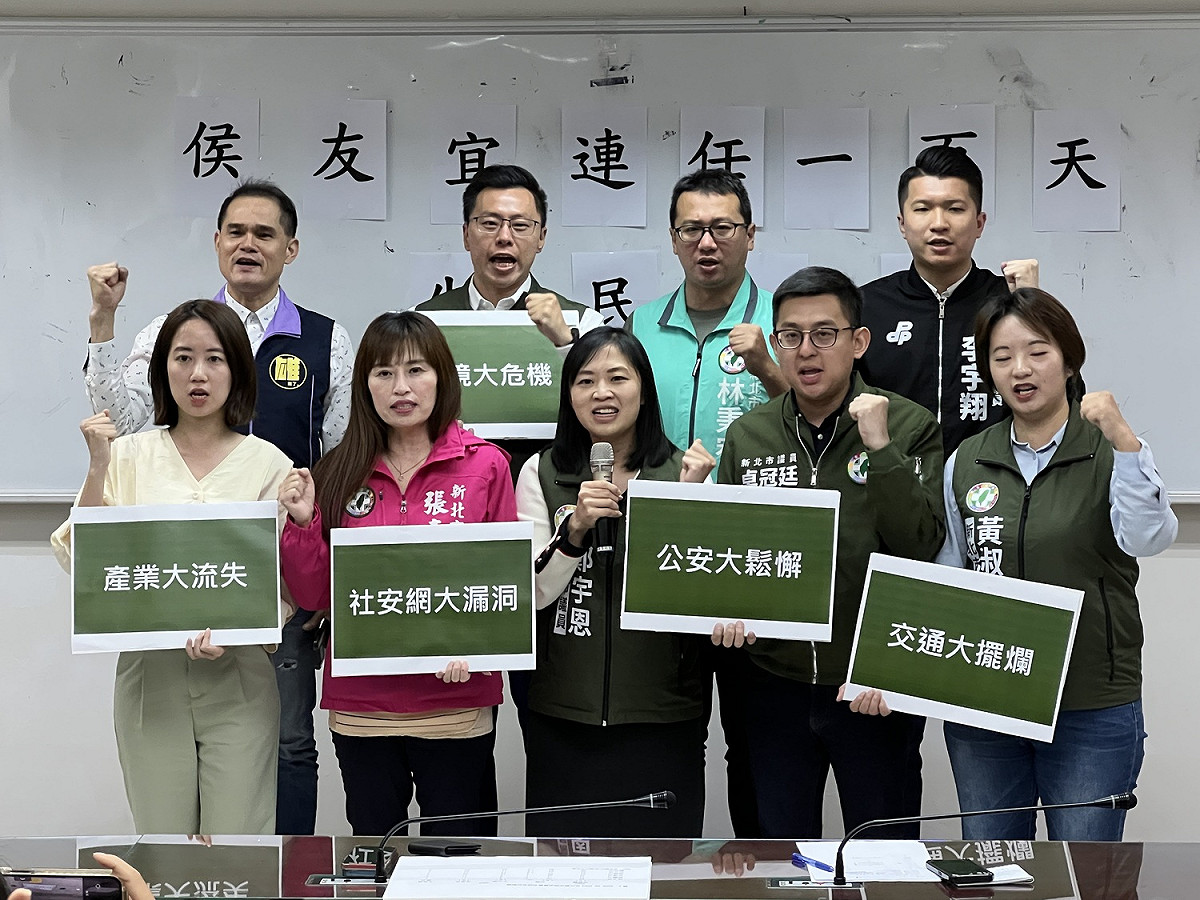 民進黨新北市議會黨團開記者會炮轟侯友宜只想選總統，沒專心市政，近期民調才下滑。 圖：民進黨新北市議會黨團提供