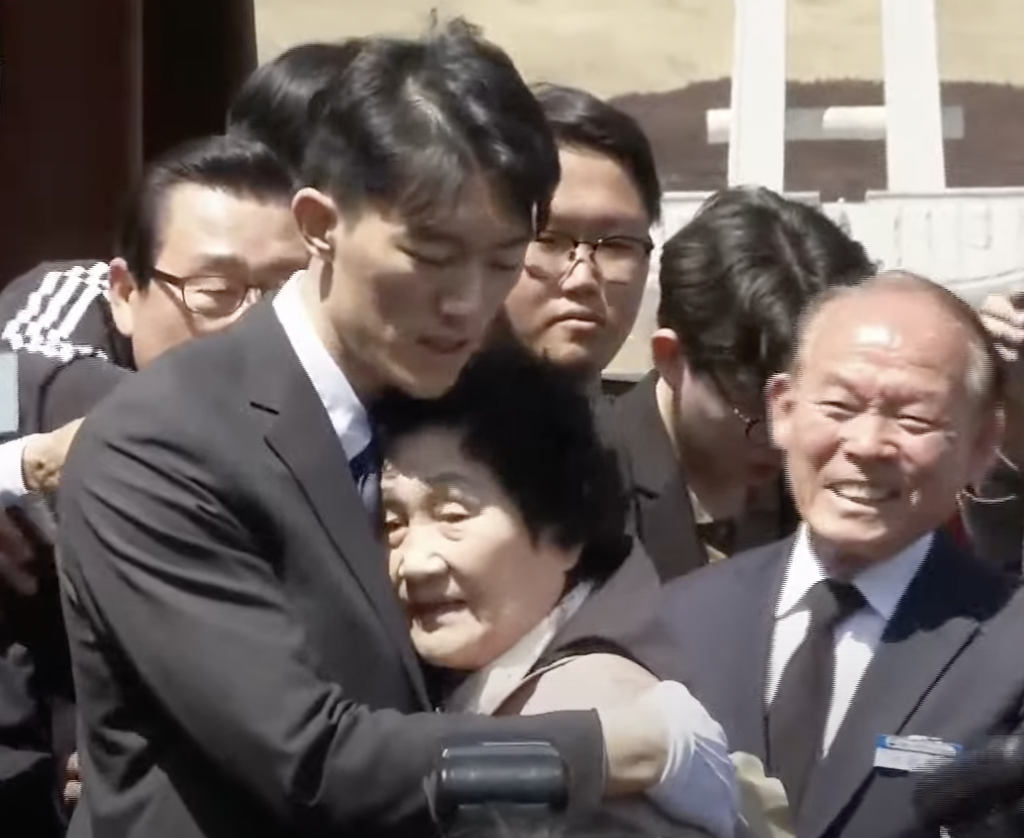 全斗煥孫子全宇元擁抱518光州事件受難者家屬。 圖：截自 KBS News yputube頻道