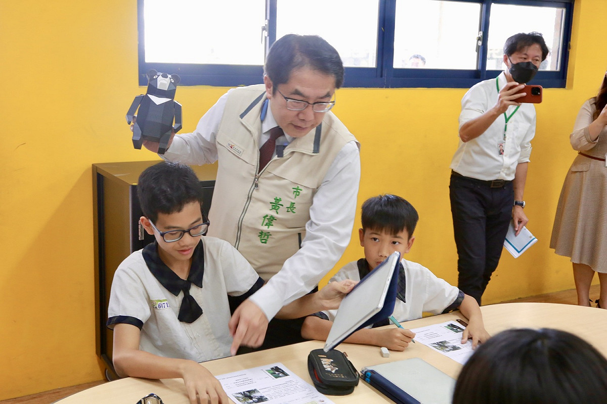 台南市政府表示，黃市長任內推動多項重大建設，包括首創ChatGPT教學模組正向鼓勵師生學習結合科技、特色小小兵主題共融式公園等，從各面向落實照顧市民需求。 圖：台南市政府提供