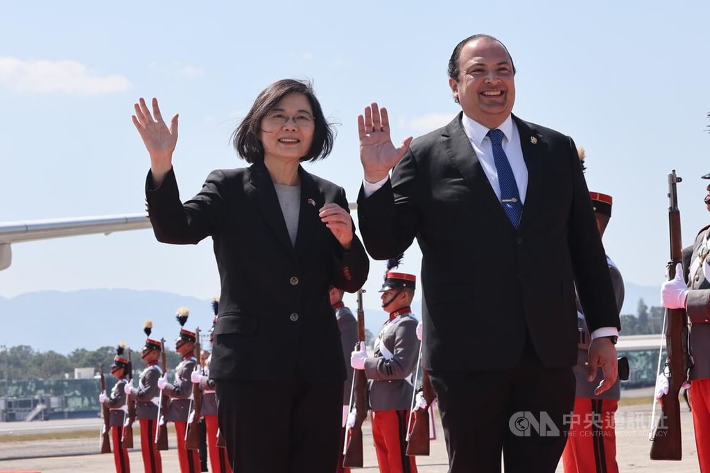 總統蔡英文（前左）於當地時間31日下午抵達中美洲友邦瓜地馬拉，由瓜國外長步卡羅（前右）迎接。 圖/中央社