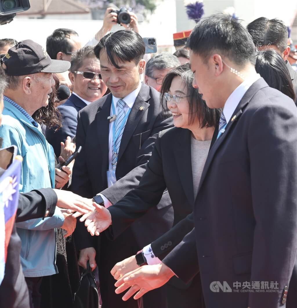 總統蔡英文（前右2）於當地時間3月31日下午抵達中美洲友邦瓜地馬拉，在機場與前來迎接的僑胞握手致意。 圖/中央社