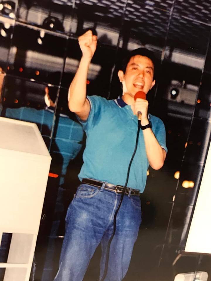 蔡玉真拍攝馬英九27年前在澎湖吉貝喝嗨的樣子。 圖：翻攝臉書