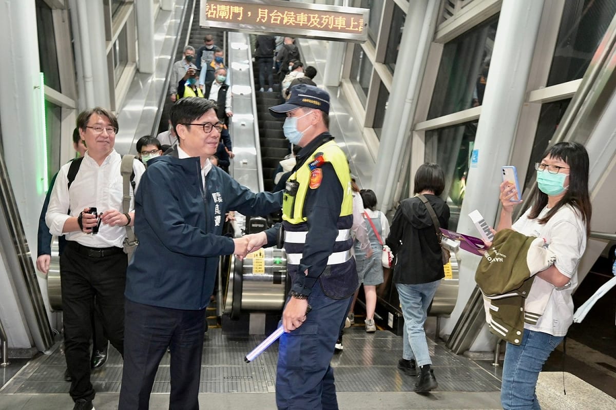 陳其邁(左二)至主場館慰勞工作人員。 圖：高雄市交通局/提供