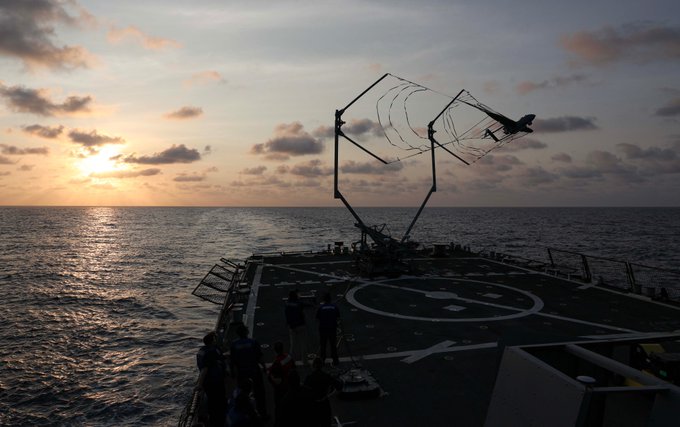 美國海軍「伯克級」飛彈驅逐艦米利厄斯號上，艦載無人機降落收回的一刻。 圖：翻攝自第 7 艦隊推特
