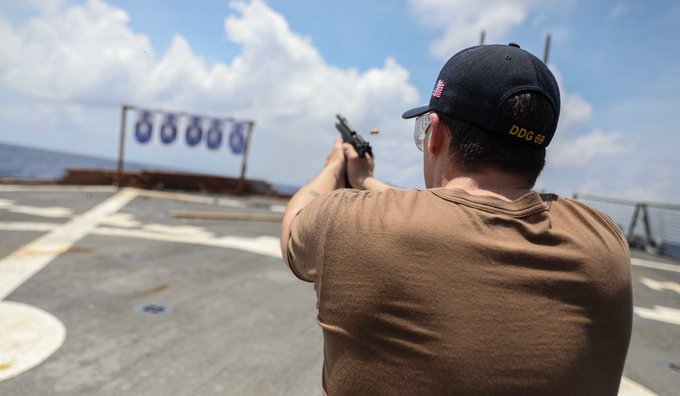 米利厄斯號在進行無人機演練期間，艦上水手同時進行實彈射擊訓練。 圖：翻攝自第 7 艦隊推特