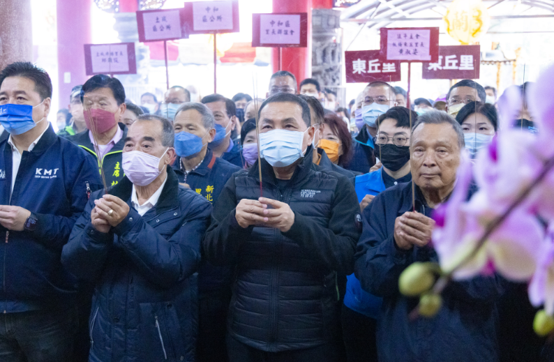 新北市長侯友宜於今日於清明連假首日，前往土城公有靈恩納骨塔視察清明祭祀服務情形，當媒體問及黨內有人挺鴻海創辦人郭台銘參選 2024，侯友宜稱會和郭團結，讓國家與人民更好。 圖：新北市政府官網