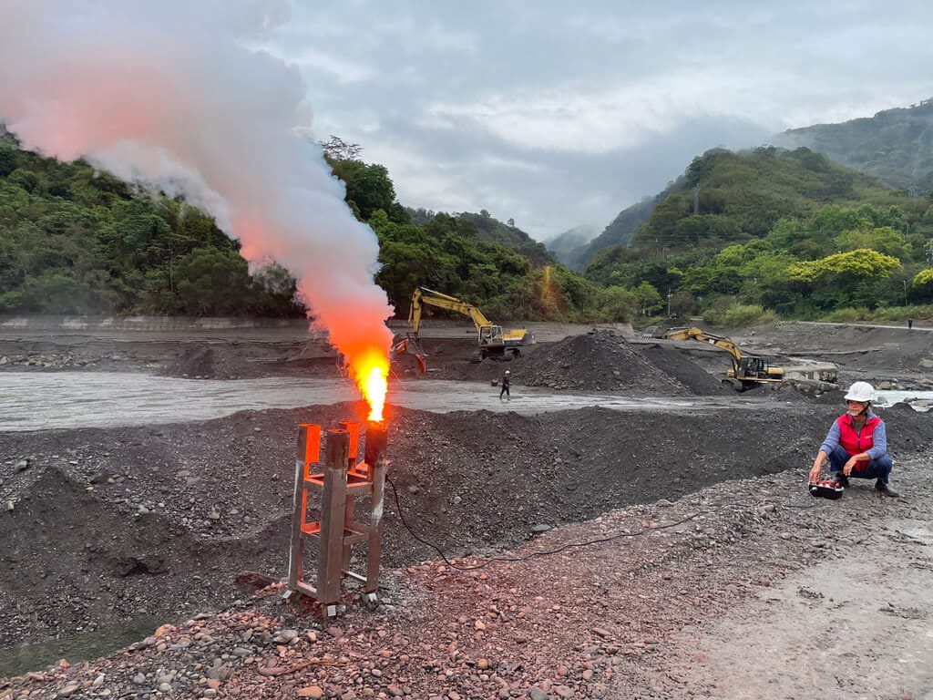 經濟部水利署北區水資源局趁華南雲雨區東移，今天上午在石門、寶二水庫施放焰劑，進行人工增雨。 圖：經濟部水利署北區水資源局／提供