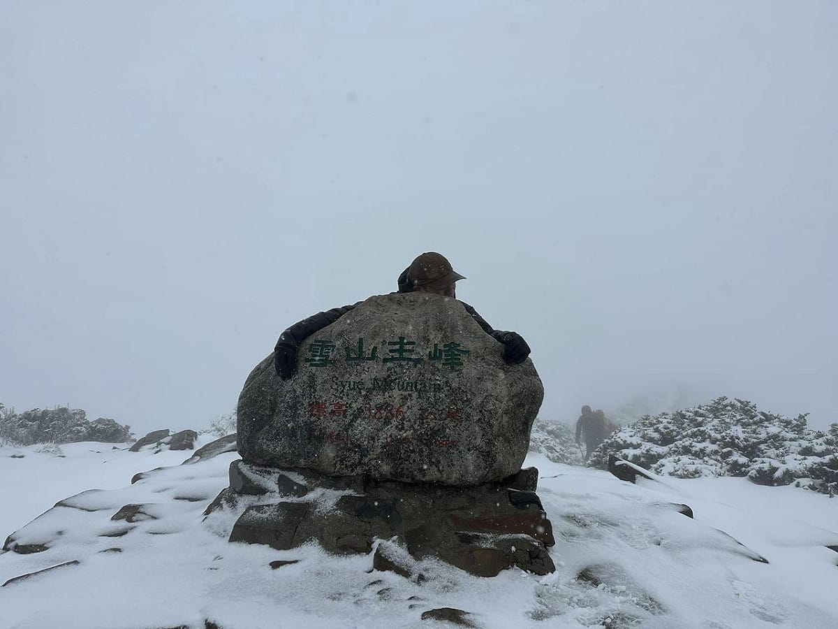 網友發出雪白美景照直呼，「真的不是愚人節玩笑」。 圖：翻攝自雪壩國家公園登山資訊分享站