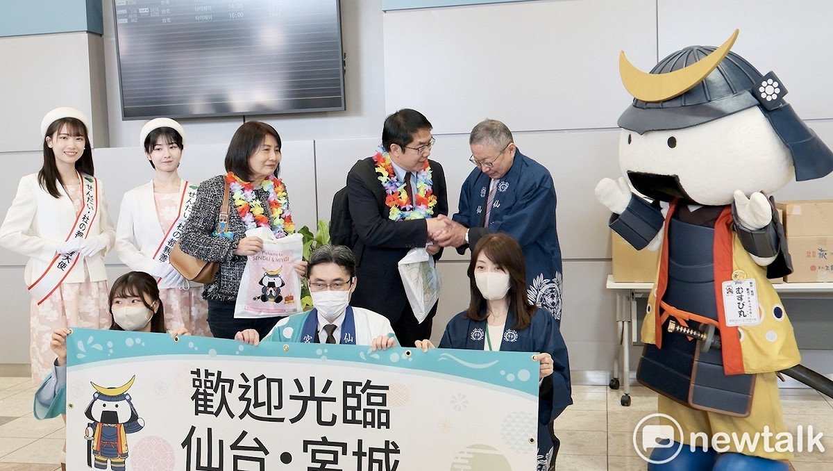 由台南直飛日本仙台的包機今日正式首航，台南市長黃偉哲率市府團隊搭乘，前往仙台等地拜會，行銷台南。黃偉哲表示，希望能透過包機的啟動，帶動台灣南部和日本東北地區更緊密的交流。 圖：台南市政府提供