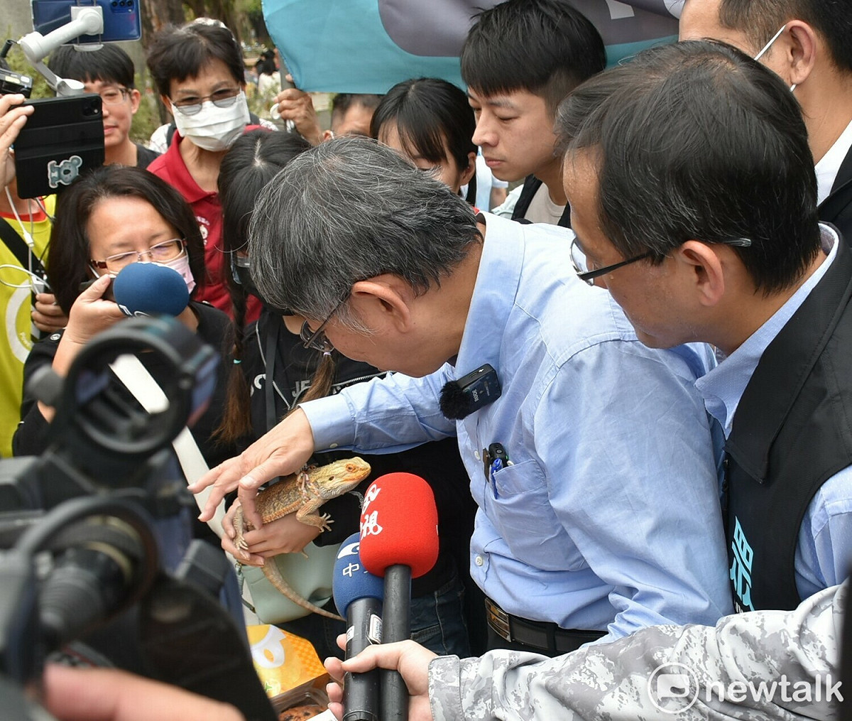 柯文哲(中)輕摸寵物蜥蝪。 圖：孫家銘攝