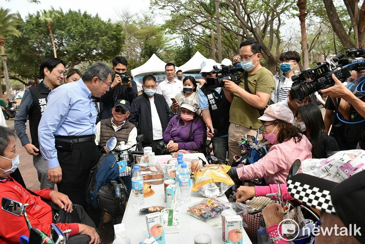 柯文哲(左二)與身障者互動。 圖：孫家銘攝