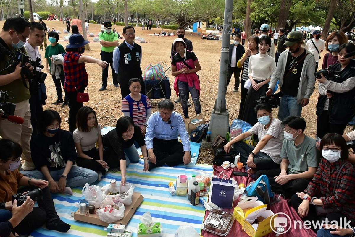 柯文哲(中)與青年對談。 圖：孫家銘攝
