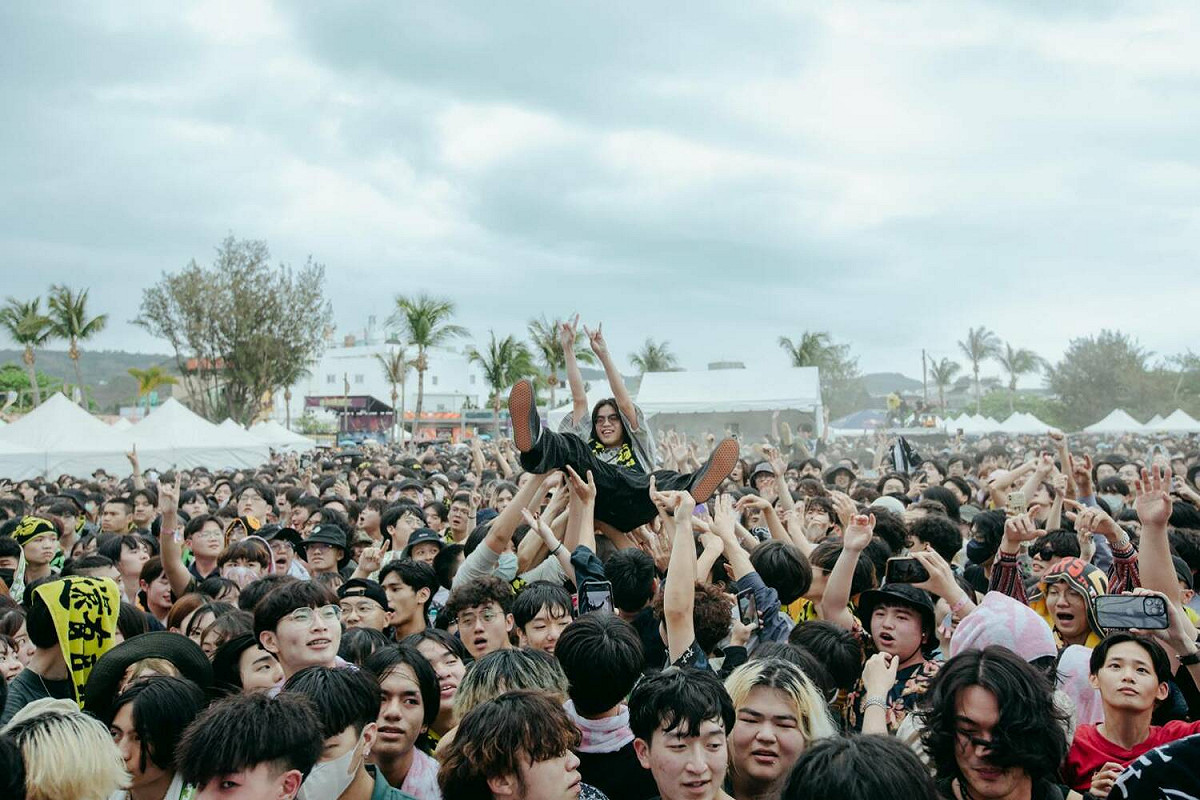歌迷玩起人體衝浪。 圖：屏東縣政府/提供
