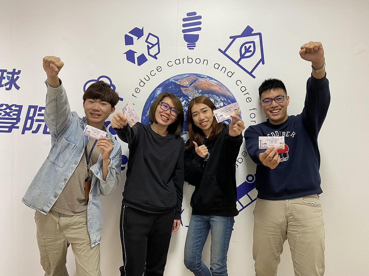 環保局邀市民一同參加112年全民撕小廣告「集撕廣益」活動。 圖：新北市環保局提供