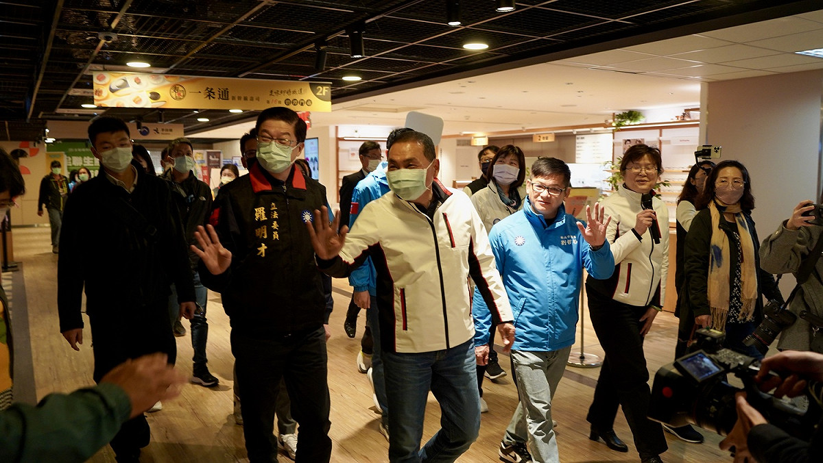 新北市長侯友宜特別在開幕儀式後前往「DCC square碧潭廣場」訪查，勉勵商場經營要與社區共榮。 圖：新北市經發局提供