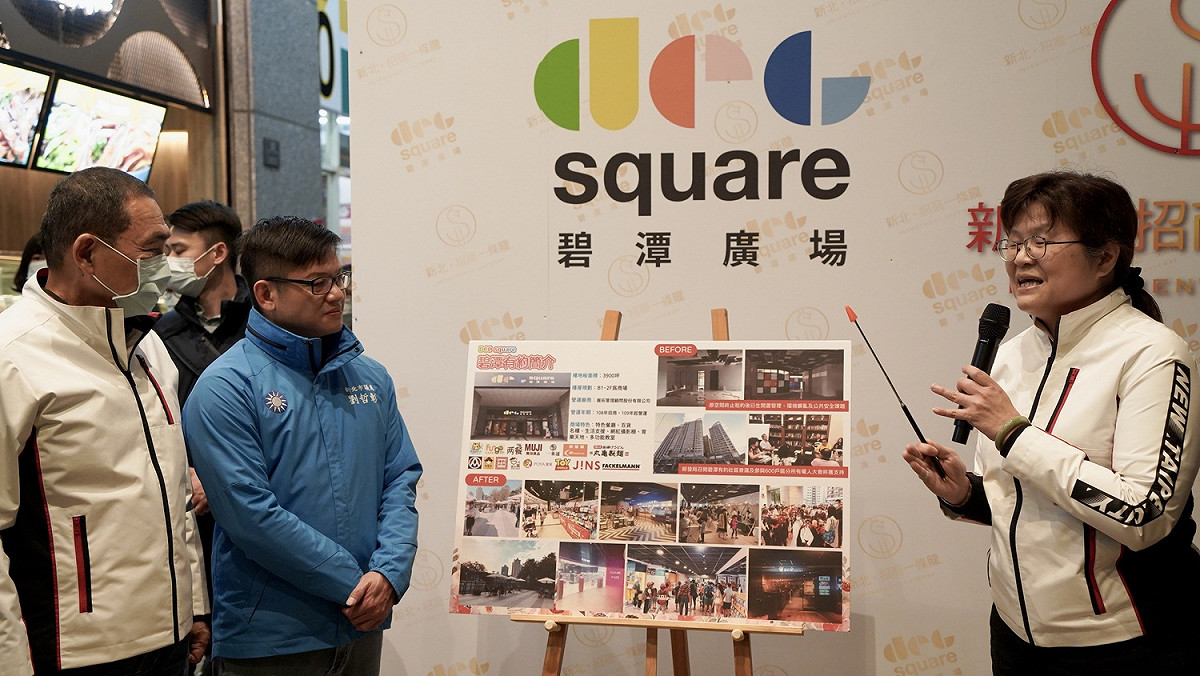經發局長何怡明（左）說明DCC碧潭廣場招商歷程。 圖：新北市經發局提供