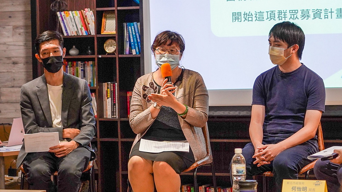新創團隊跨域分享會邀請經發局長何怡明（左二）、 Cubiio（左一）以及守寫字（右一）團隊擔任與談人，分享參與募資計畫及跨域合作的歷程。 圖：新北市經發局提供
