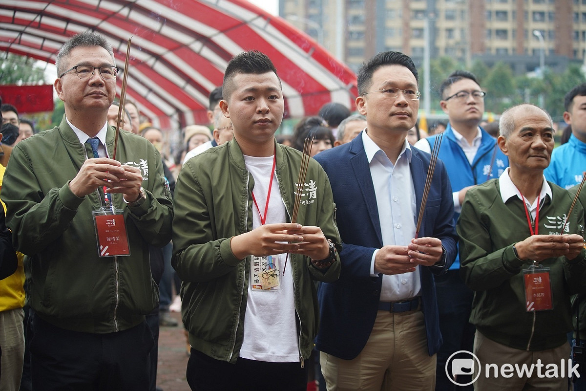 新銳導演陳毅（中）希望透過年輕人的視角，記錄台灣民間信仰可愛的一面，也希望扭轉一般人對民間信仰的刻板印象。 圖：林昀真／攝