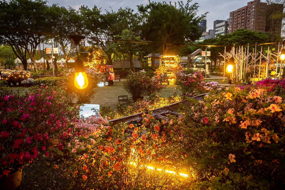 今年「萬金杜鵑-移動花聚落」與「台北杜鵑花季」合作，將原在新北萬里瑪鋉溪畔展出的杜鵑花車及花船作品，移動到台北市中心展出。 圖：新北市農業局提供