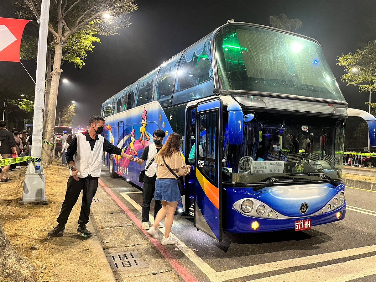 加開接駁車全力疏運人潮。 圖：高雄市交通局/提供