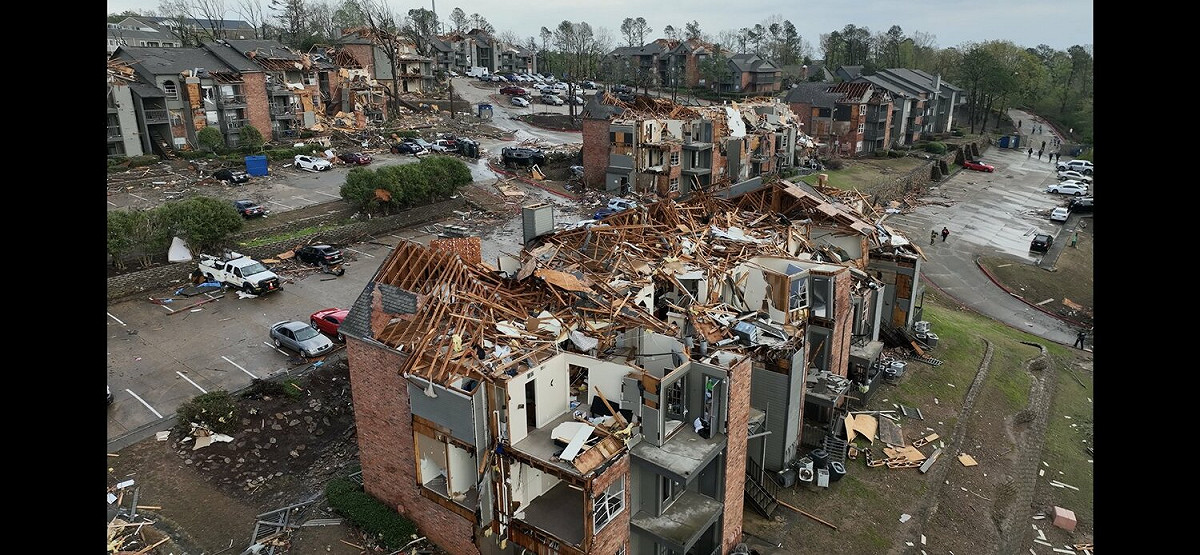 阿肯州府小岩城1日遭龍捲風侵襲，強風摧毀多處住宅。 圖片來源 @brianemfinger