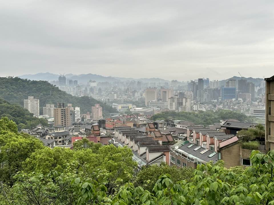 中央氣象局長鄭明典一早在臉書發文表示，「今天台灣附近有微弱沙塵訊號，不是單純的霾」。 圖：翻攝自中央氣象局長鄭明典臉書