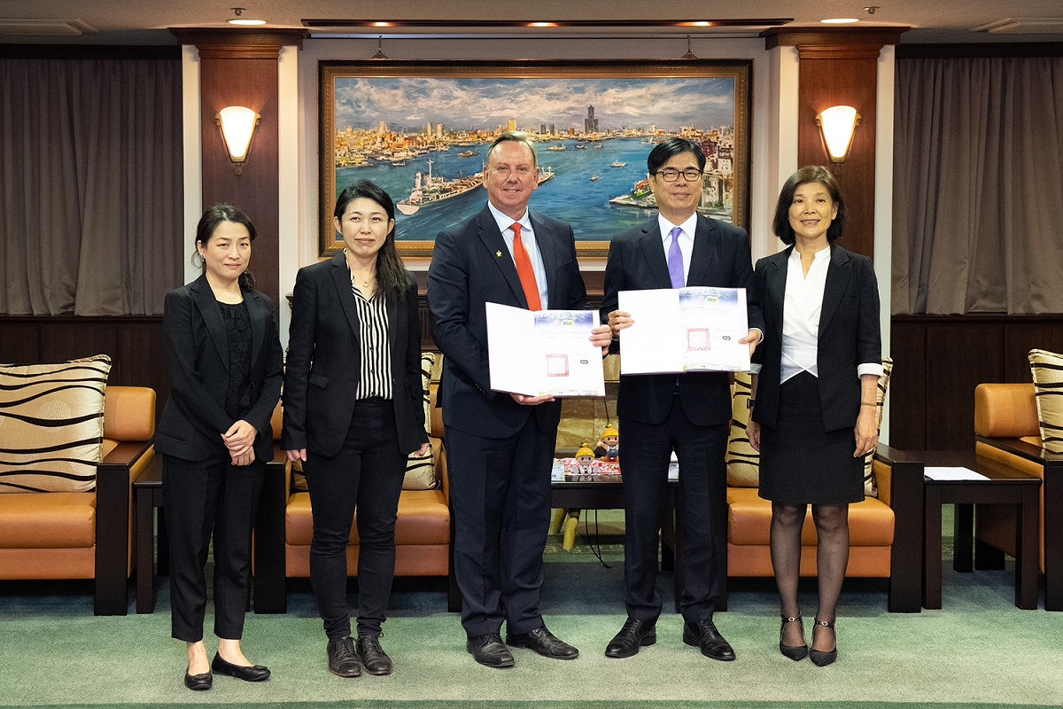 Gino(中)拜會陳其邁(右二)，交換ICLEI高雄能力訓練中心設置同意書。 圖：高雄市政府/提供