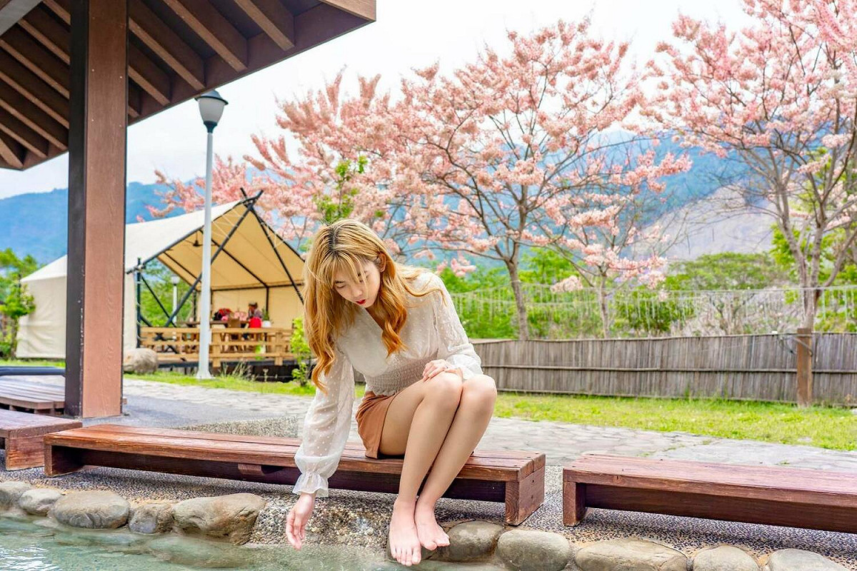 四月來寶來賞花泡湯正對時。 圖：高雄市觀光局/提供