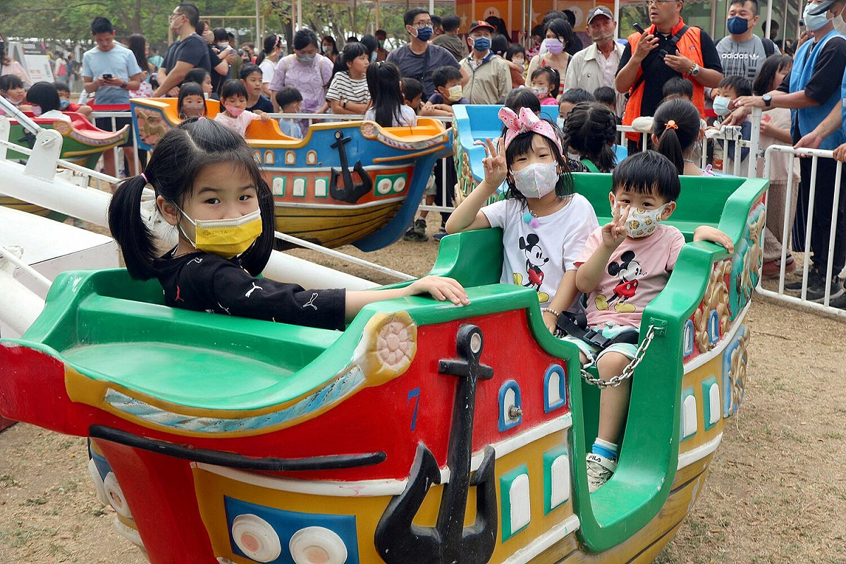小朋友免費玩海盜船。 圖：高雄市教育局/提供