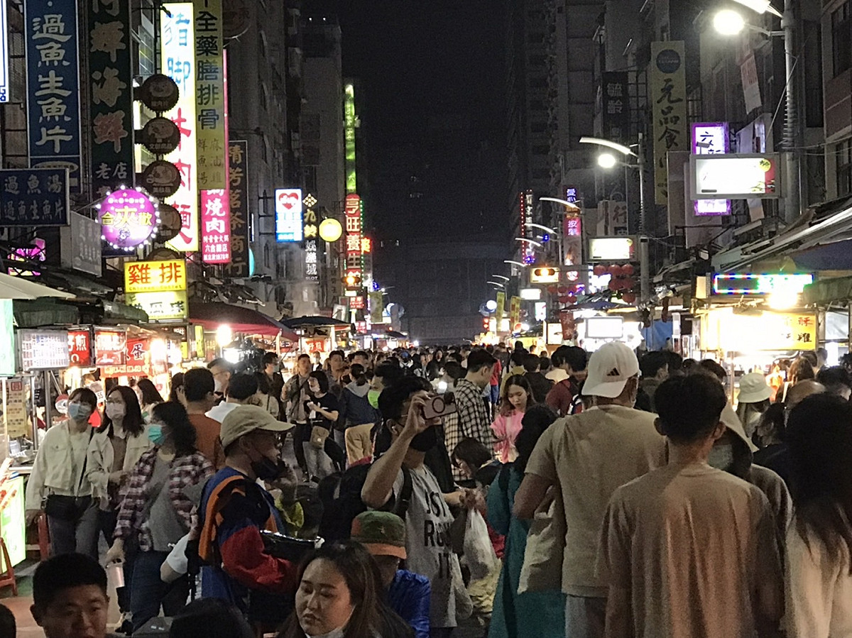 阿妹、五月天、大港同日開唱，夜市商家業績大幅成長。 圖：高雄市經發局/提供