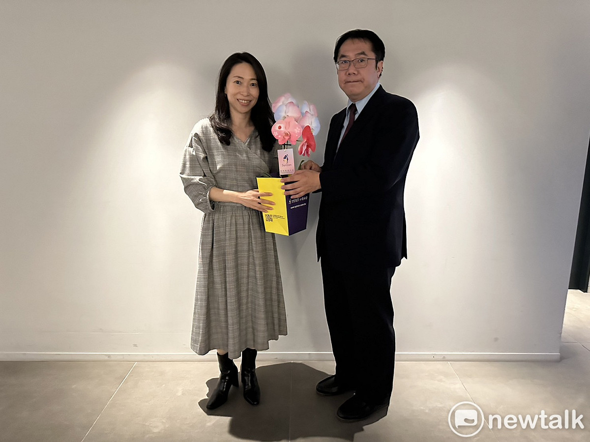 黃偉哲致贈台日友好蘭花給日籍作家一青妙 圖：台南市政府提供